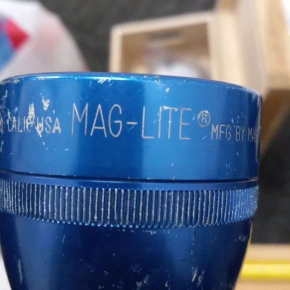 Mag lite flashlight 🔦 (just shy of 11 inches) - Picture 7 of 7